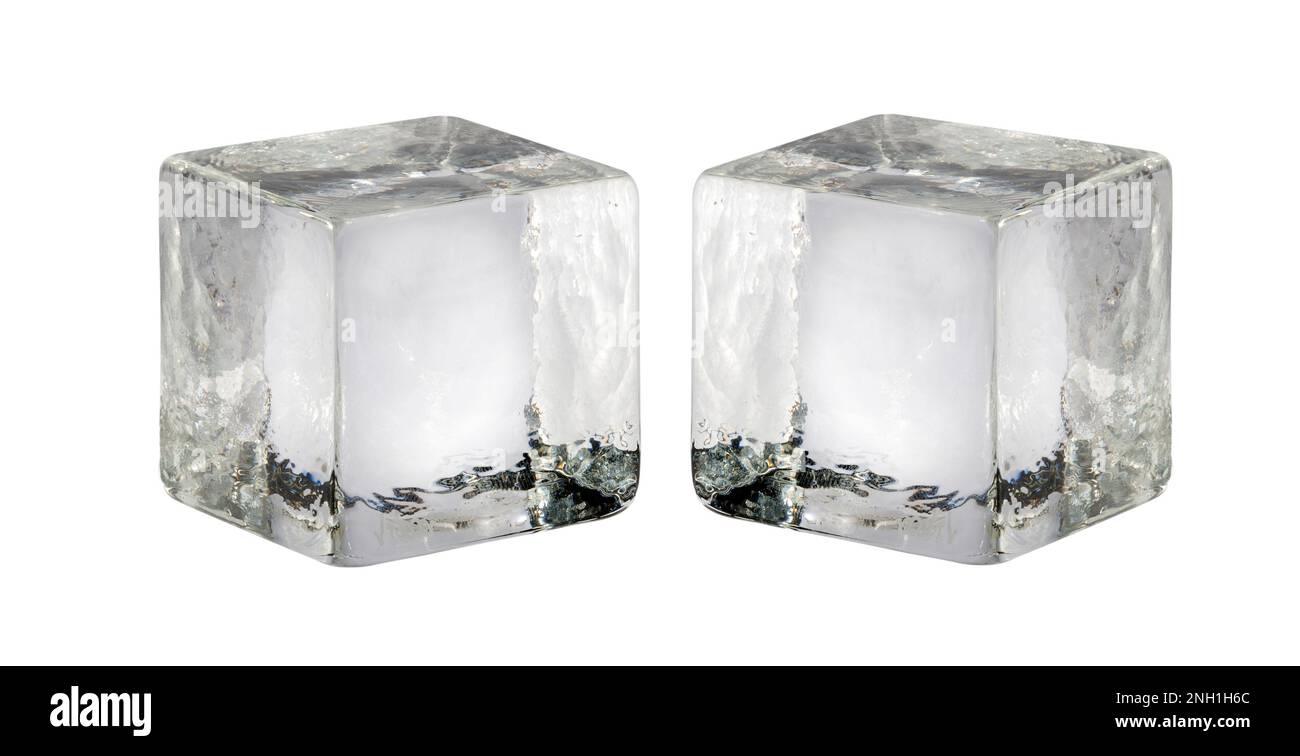 Cubes de glace transparents et froids en eau gelée placés sur fond blanc Banque D'Images