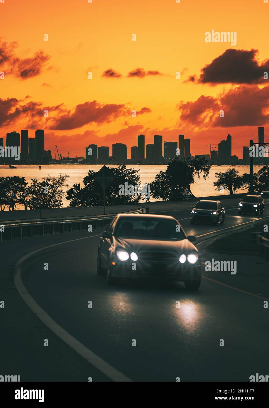 Circulation au coucher du soleil voitures de route miami Florida Skyline Banque D'Images