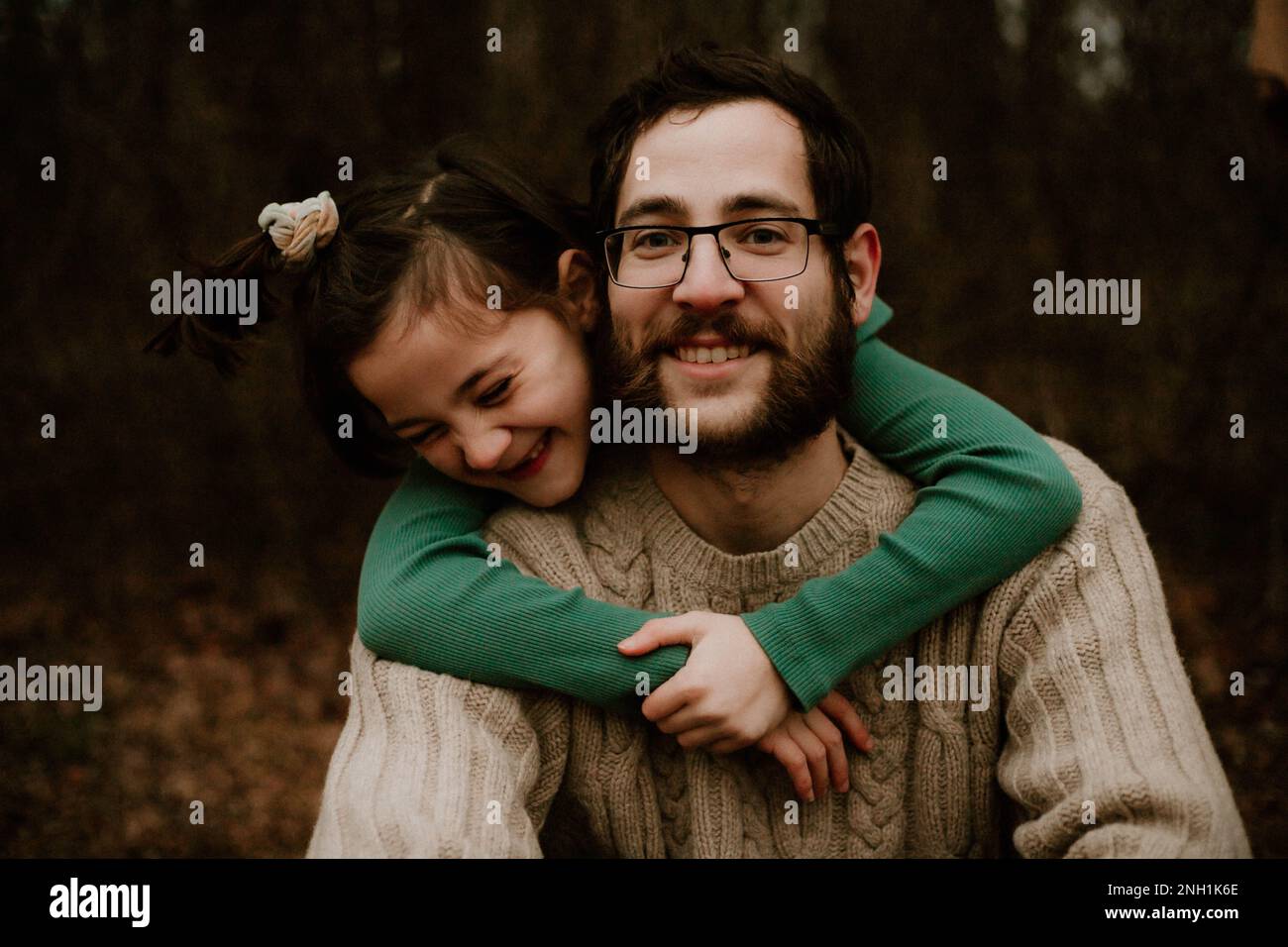 Père et fille heureux d'embrasser Banque D'Images