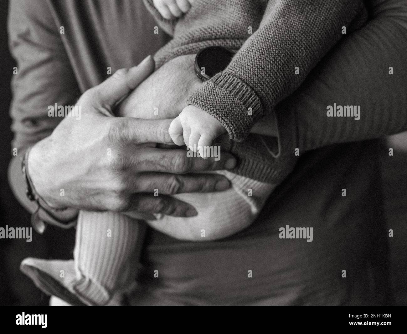 Papa et fille se ferment les mains Banque D'Images