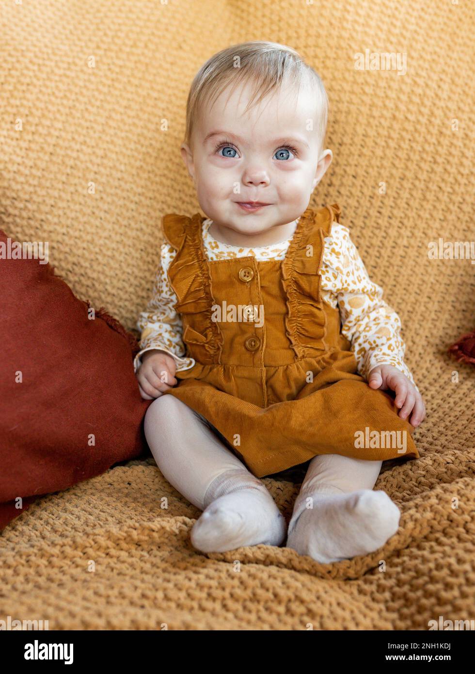 Bébé souriant en robe Banque D'Images