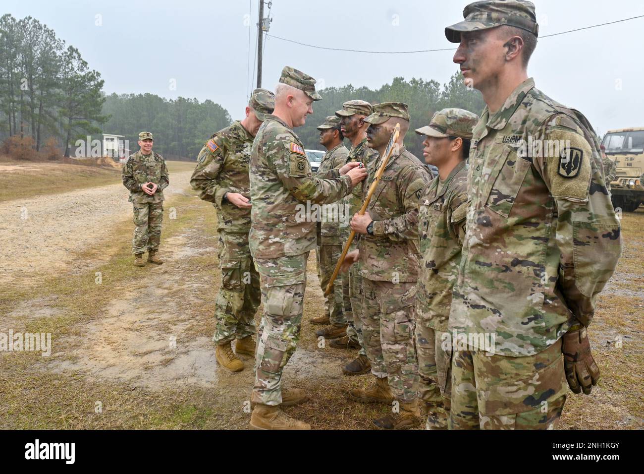 Des soldats de Charlie Battery, 3rd Bataillon, 27th Régiment d'artillerie de campagne, 18th Brigade d'artillerie de campagne remportent le XVIII Concours de la meilleure équipe des brigades séparées du corps aéroporté à ft. Bragg, 6 et 7 décembre. L'équipe a réalisé des défis physiques et mentaux sur deux jours pour gagner la première place. Banque D'Images