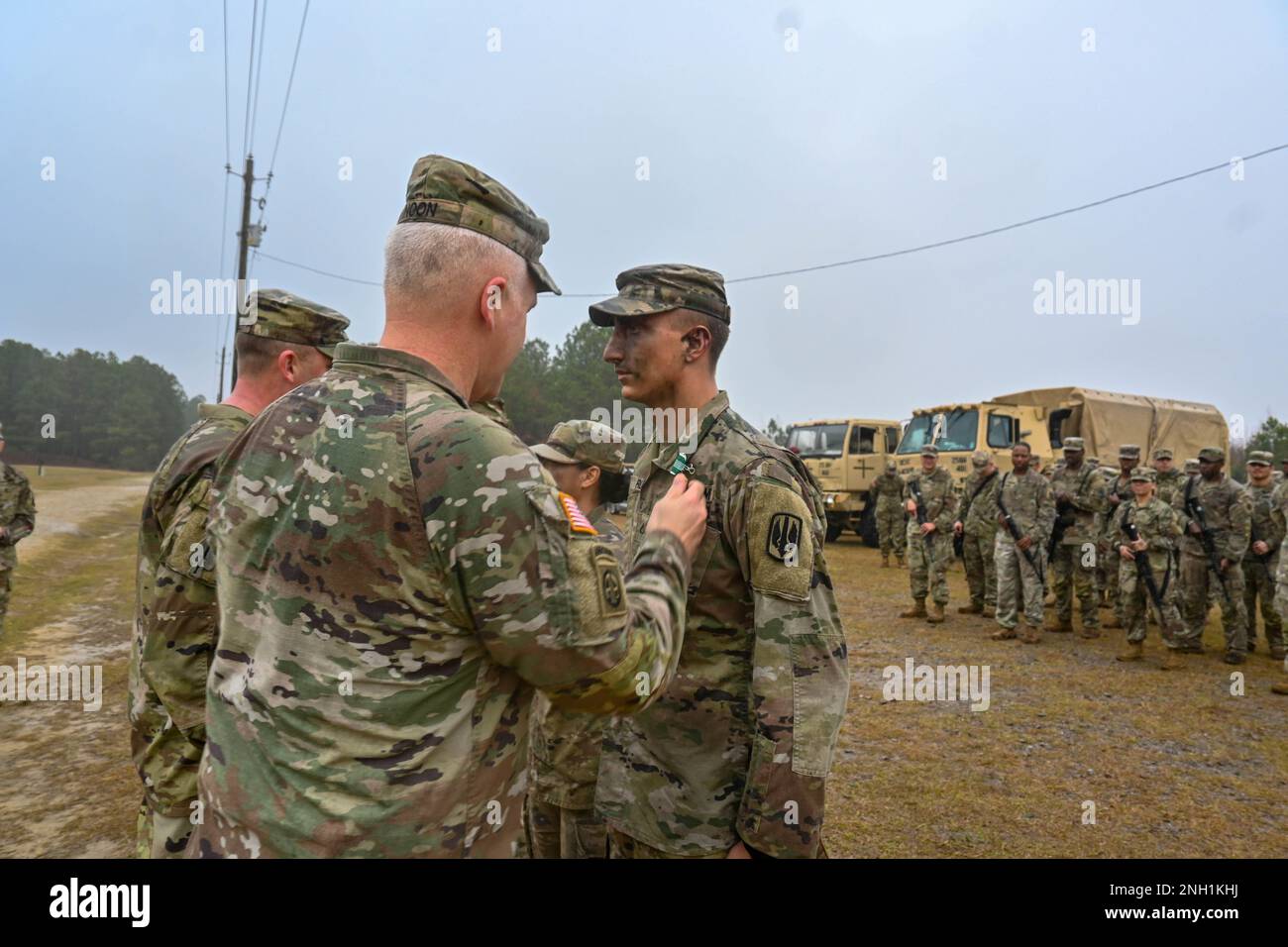 Des soldats de Charlie Battery, 3rd Bataillon, 27th Régiment d'artillerie de campagne, 18th Brigade d'artillerie de campagne remportent le XVIII Concours de la meilleure équipe des brigades séparées du corps aéroporté à ft. Bragg, 6 et 7 décembre. L'équipe a réalisé des défis physiques et mentaux sur deux jours pour gagner la première place. Banque D'Images