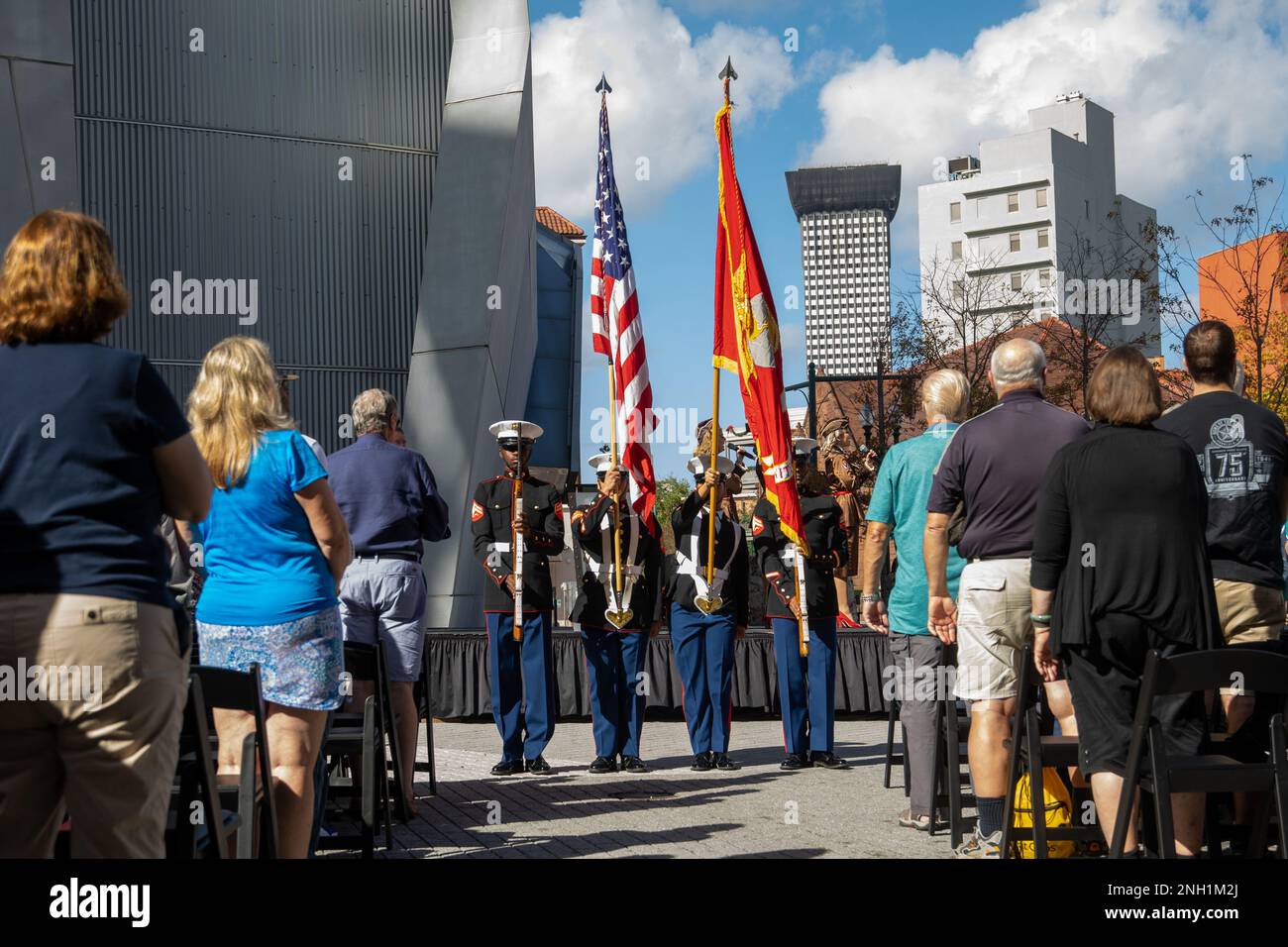 Un garde-couleurs de la Réserve des Forces maritimes présente les couleurs lors d'une cérémonie de commémoration du 81st anniversaire de l'attaque sur Pearl Harbor au Musée national de la Seconde Guerre mondiale à la Nouvelle-Orléans le 7 décembre 2022. Des civils, des anciens combattants et des membres du service se sont réunis pour honorer le courage et le sacrifice de ceux qui ont péri pendant l'attaque du 7 décembre 1941, et pour remercier les membres du service qui ont combattu courageusement pendant la Seconde Guerre mondiale. Banque D'Images