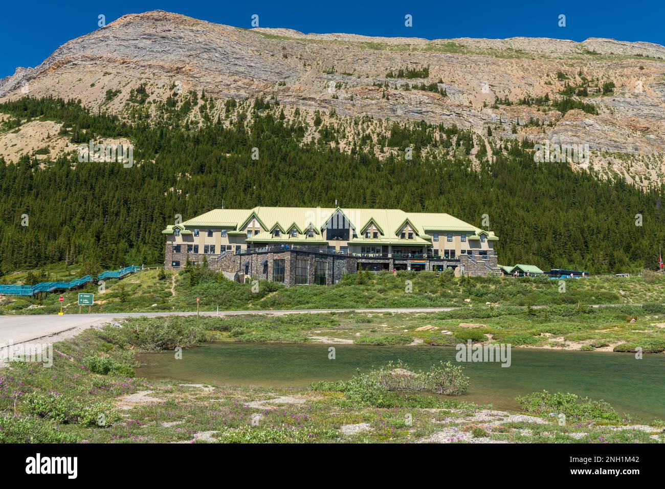 Alberta, Canada - 28 juin 2021 : Centre de découverte des glaciers de Columbia Icefield. Parc national Jasper. Rocheuses canadiennes. Banque D'Images