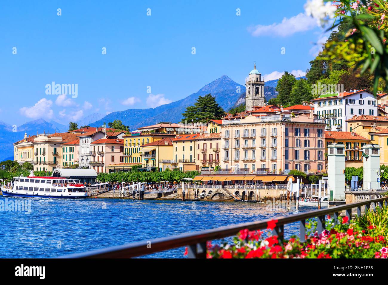 Lac de Côme. Ville de Bellagio. Village traditionnel italien au bord du lac. Italie, Europe. Banque D'Images