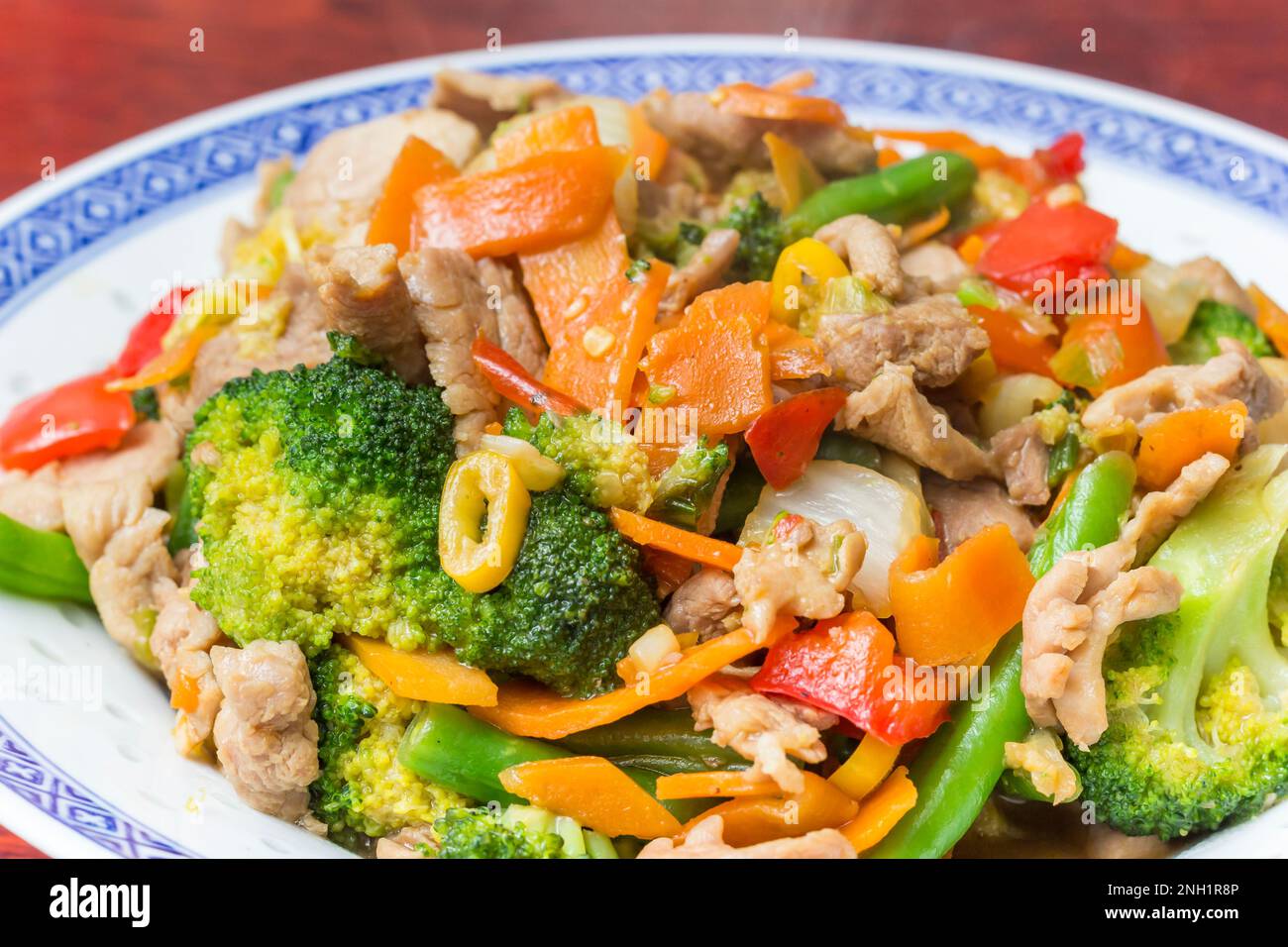 Repas chinois traditionnel sauté avec viande de porc, brocoli, haricots verts et carottes Banque D'Images