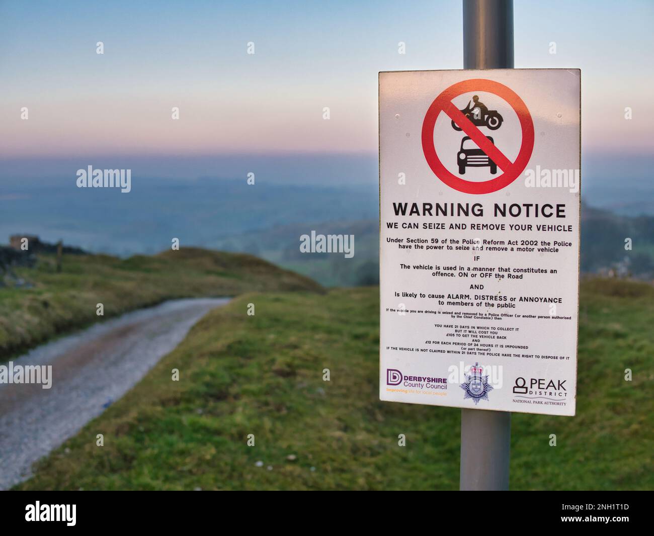 Un panneau d'avertissement sur un sentier de randonnée dans la campagne du Derbyshire indique que les véhicules causant une alarme, une détresse ou un ennui peuvent être saisis et Banque D'Images