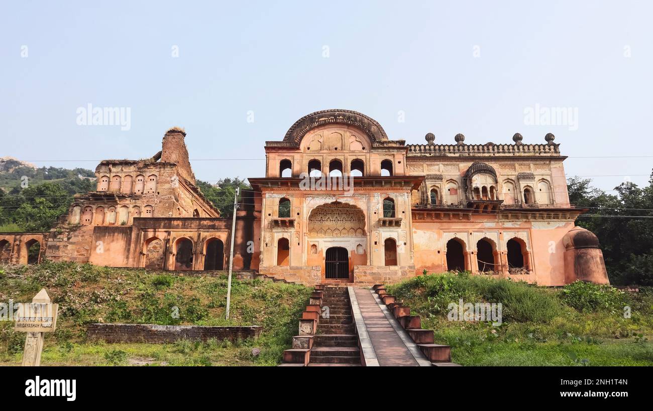 Vue arrière de Hriday Shah Mahal construire en 1790 pour le Hriday Shah le fils de Maharaja Chhatrasal, Mausahaniya, Chhatrapur, Madhya Pradesh, Inde. Banque D'Images