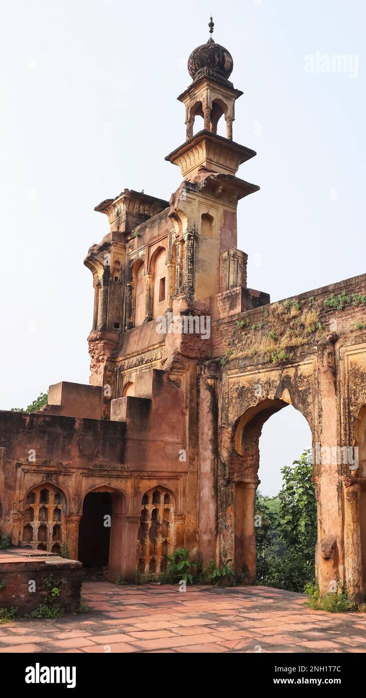 Ruines des murs de Hriday Shah Mahal, Mausahaniya, Chhatrapur, Madhya Pradesh, Inde. Banque D'Images