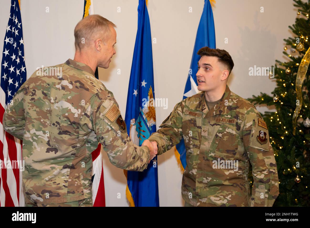 ÉTATS-UNIS L'Armée de l'Air, le général de division Derek France, à gauche, troisième commandant de l'Armée de l'Air, présente une pièce aux États-Unis Airman Bailey Ruch, à droite, 422nd CS, technicien en transport électronique, à RAF Broughton, en Angleterre, le 7 décembre 2022. L'équipe de commandement de l'AF 3rd a visité plusieurs installations dans l'aile de soutien au combat 501st pour reconnaître et parler avec des aviateurs et des civils de l'autre côté de l'aile. Banque D'Images