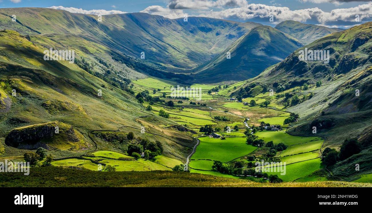 Vue sur une vallée de la lumière du soleil dans le Lake District, Cumbria Royaume-Uni Banque D'Images