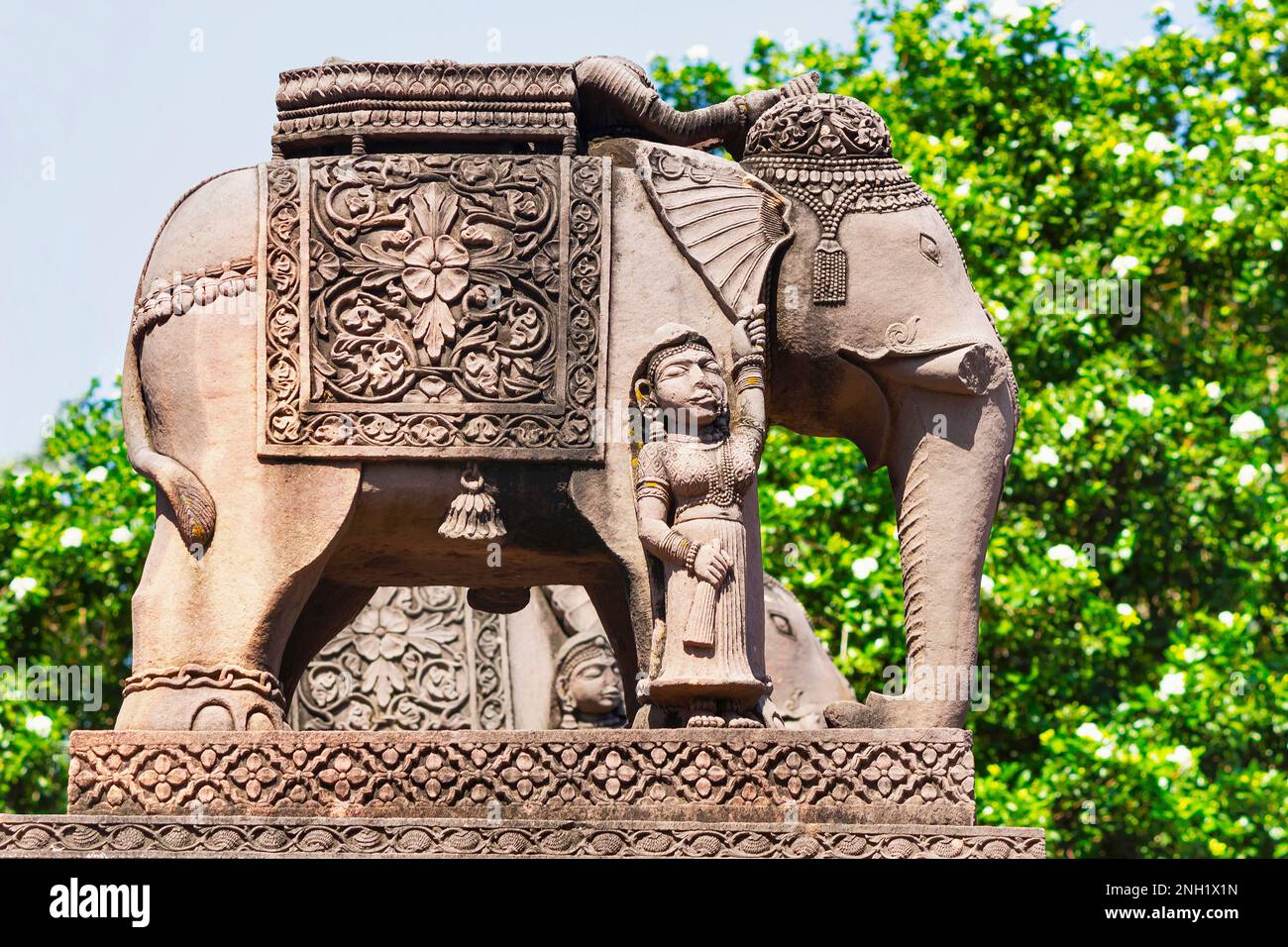 Statue d'éléphant magnifiquement sculptée devant le temple de Sanka Shyamji, Rajgarh, Madhya Pradesh, Inde. Banque D'Images