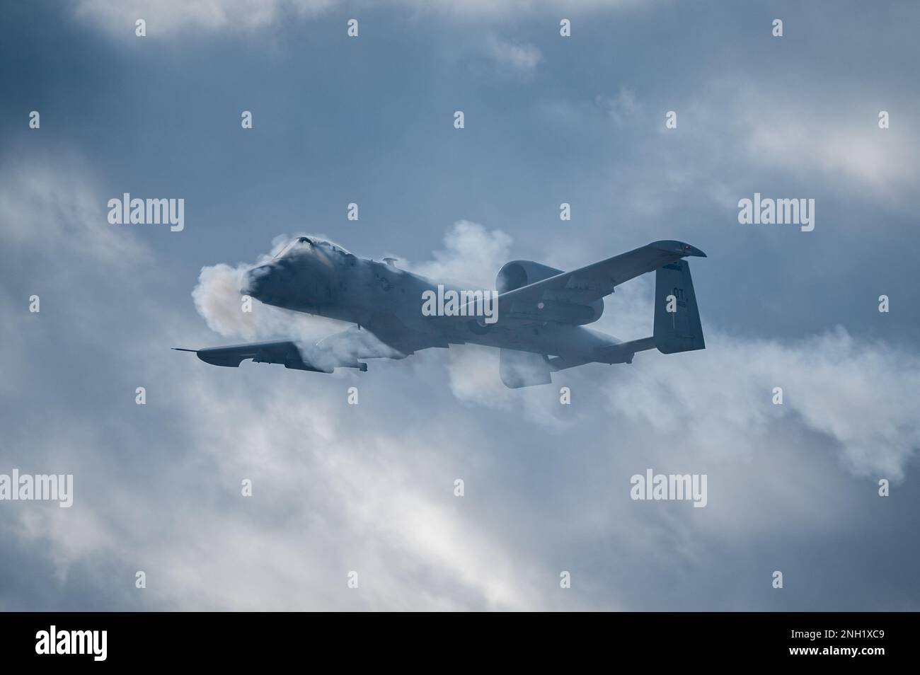 Un Thunderbolt II A-10, affecté à l'escadron d'essai et d'évaluation 422nd, effectue une course de stratification au champ d'essai et d'entraînement du Nevada, Nevada, le 7 décembre 2022. Le tes 422 est une unité géographiquement séparée du Groupe de test et d'évaluation 53rd, Eglin AFB, Floride. Banque D'Images