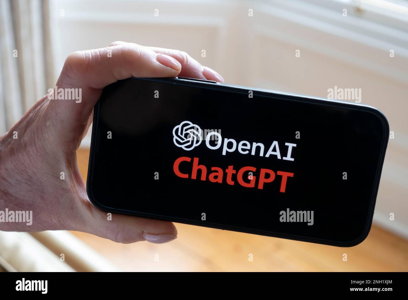 La personne tient le téléphone mobile montrant le logo Microsoft ChatGPT OpenAI chatbot à l'écran Banque D'Images