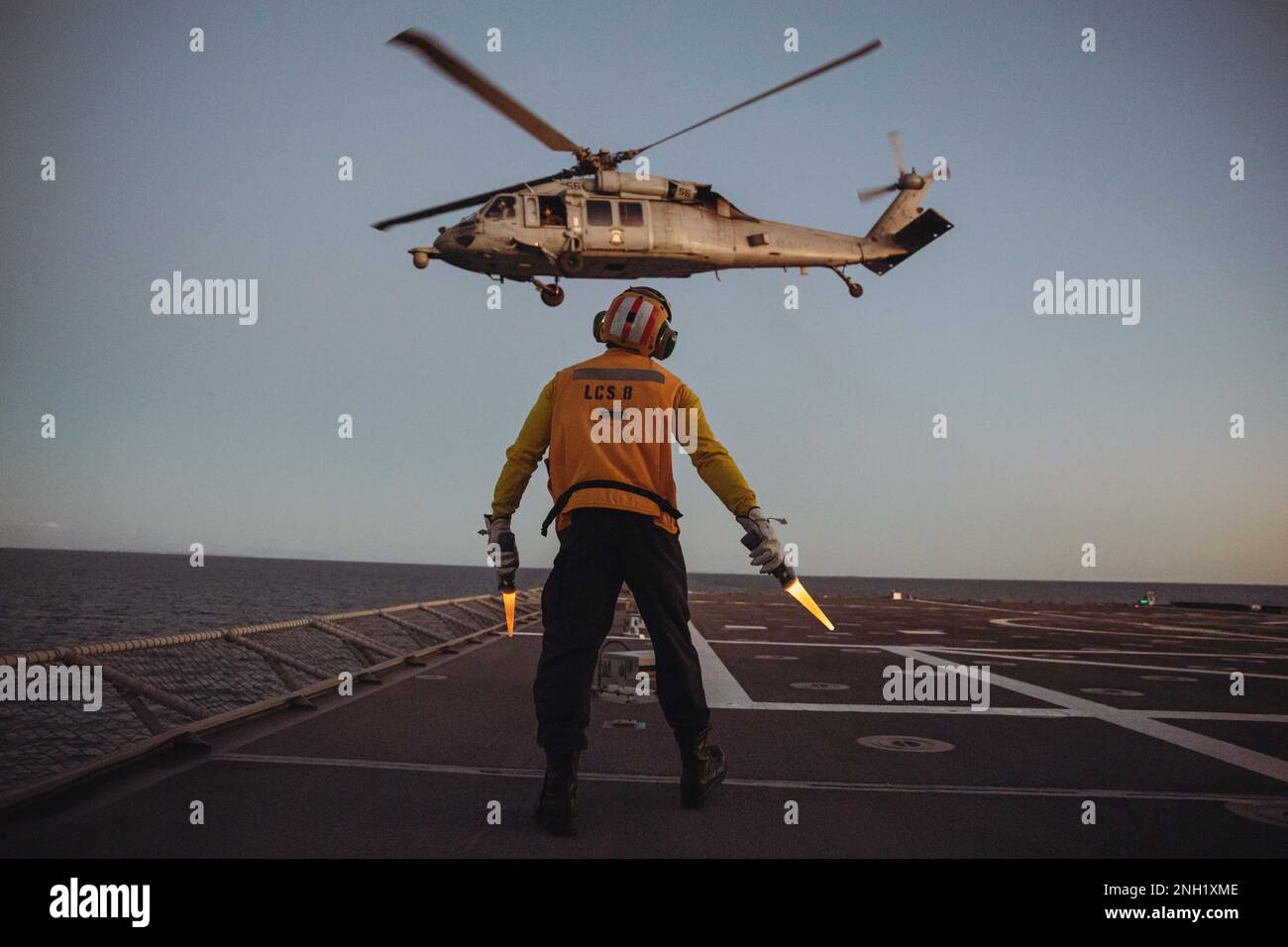 221207-N-TT059-1900 OCÉAN PACIFIQUE (le 7 décembre 2022) le compagnon 3rd de Boatswain, classe Jeffrey Brooks, signale un hélicoptère MH-60s Sea Hawk affecté à l'Escadron de combat de la mer (HSC) 23 lors des opérations de vol à bord du navire de combat littoral Independence-variant USS Montgomery (LCS 8), le 7 décembre 2022. Montgomery, avec le quai de transport amphibie de classe San Antonio USS Portland (LPD 27), est en cours au large de la côte sud de la Californie dans la flotte américaine 3rd à l'appui de la NASA Artemis i Orion récupération de l'engin spatial. L'opération de récupération fait partie d'un effort du ministère de la Défense qui intègre le combattant Banque D'Images