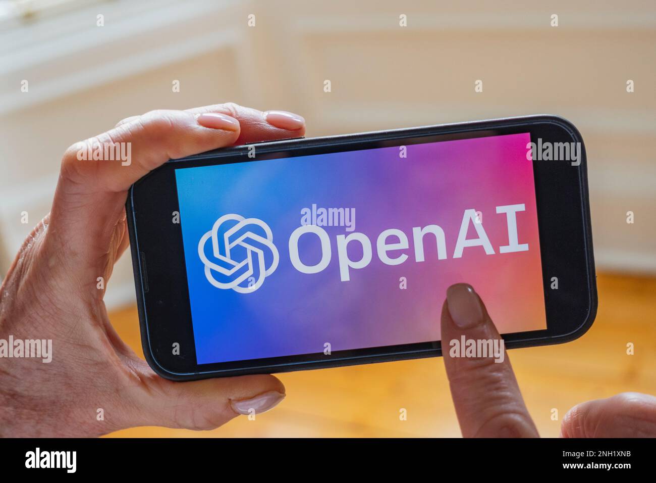 La personne tient le téléphone mobile montrant le logo Microsoft ChatGPT OpenAI chatbot à l'écran Banque D'Images