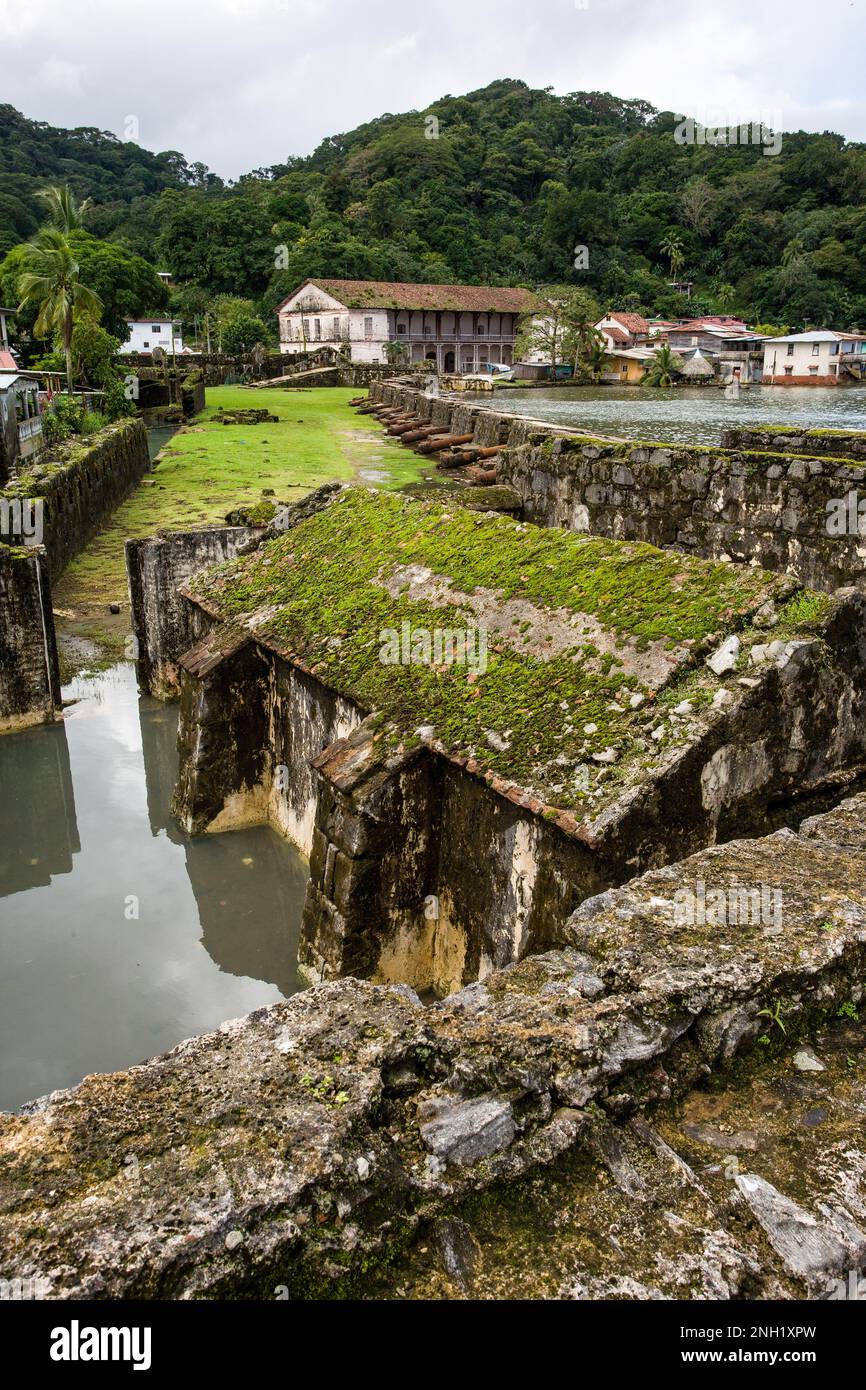 Fort San Geronimo, construit en 1664 et reconstruit en 1739. La baie de Portobelo a été nommée par Christophe Colomb en 1502. La ville a été fondée en 1597 comme Banque D'Images