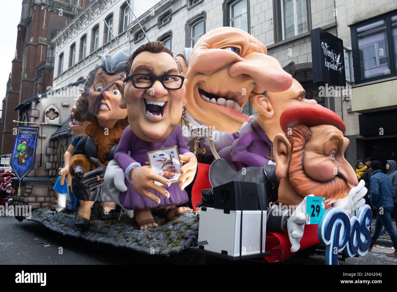 AALST, BELGIQUE, 19 FÉVRIER 2023 : chars colorés avec caricatures dans le défilé de rue de carnaval d'Aalst. Aalst accueille l'une des plus grandes fêtes Mardi gras Banque D'Images