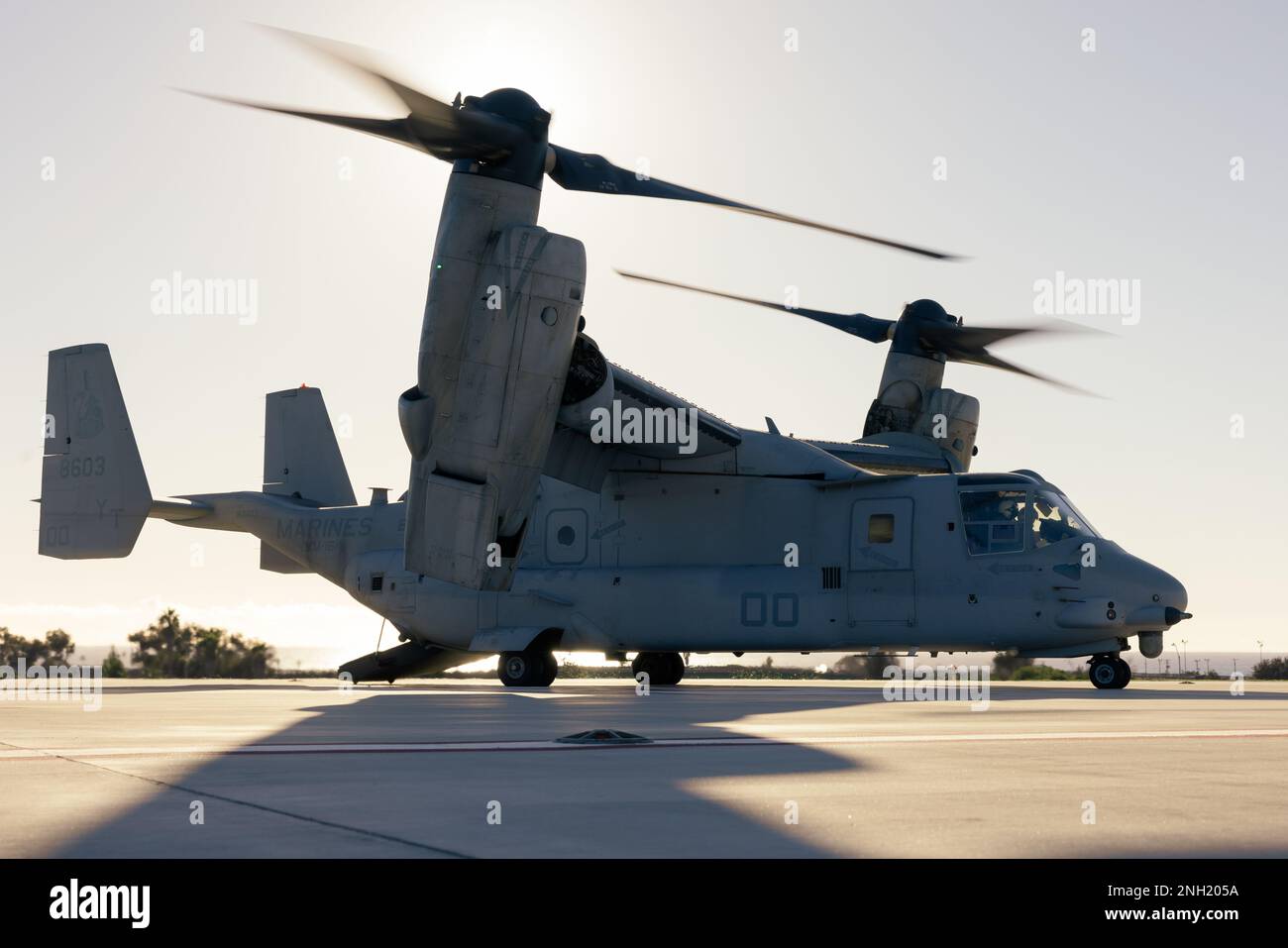 A ÉTATS-UNIS Marine MV-22B Osprey avec Marine Medium Tiltrotor Squadron 164, Marine Aircraft Group 39, 3rd Marine Aircraft Wing, se prépare à décoller de l'héliport du camp de l'hôpital naval Pendleton dans le cadre d'un exercice de masse de victimes pendant Steel Knight 23 au camp de base du corps marin Pendleton, Californie, le 7 décembre 2022. Steel Knight est un exercice annuel de tir à l'eau qui permet à 1st Marine Division d'être optimisée pour la guerre expéditionnaire navale dans les espaces contestés, et est spécialement conçu pour faciliter les opérations futures à terre et à terre. Banque D'Images