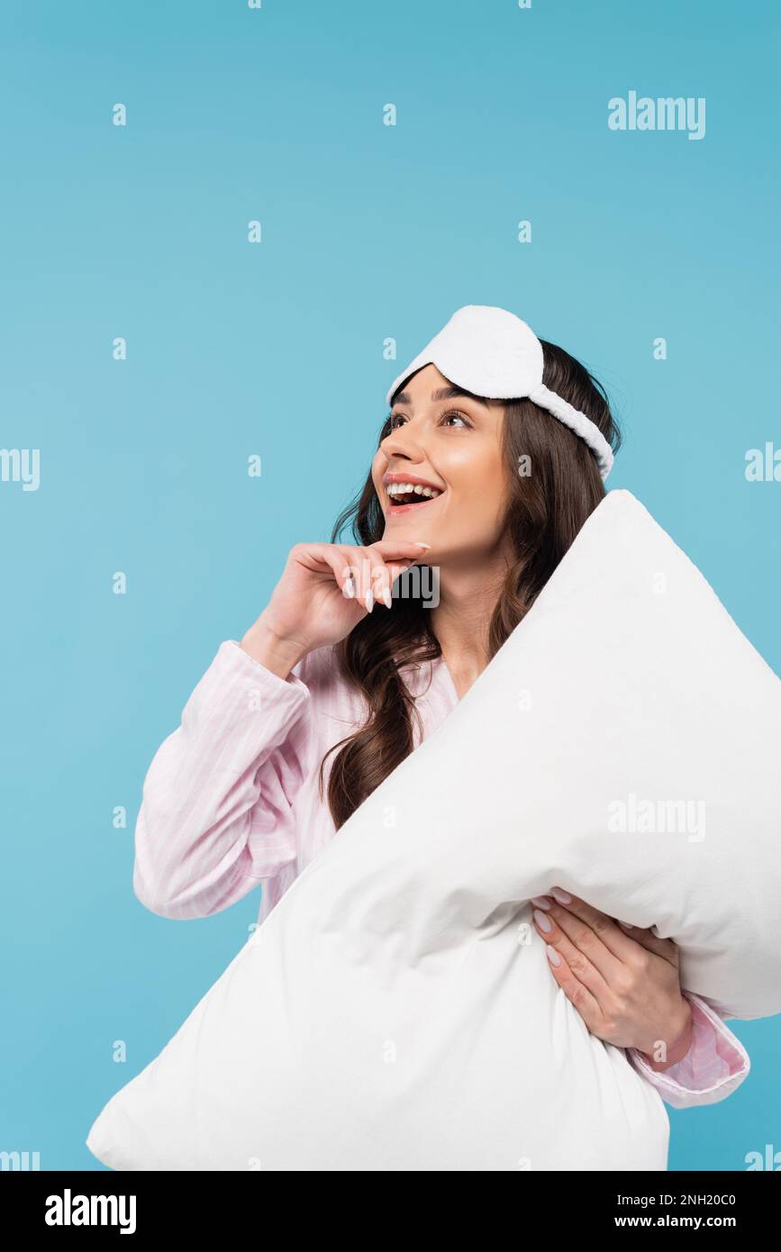 jeune femme rêveuse en vêtements de nuit et masque de sommeil tenant  l'oreiller isolé sur bleu, image de stock Photo Stock - Alamy