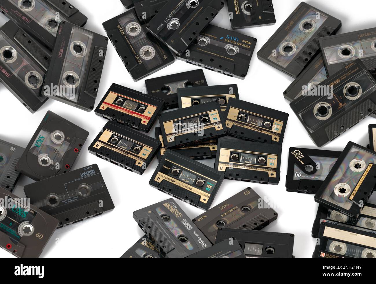 Poznan, Pologne - 16 février 2023 cassettes anciennes sur une table.vue du dessus gros plan de la photographie. Banque D'Images