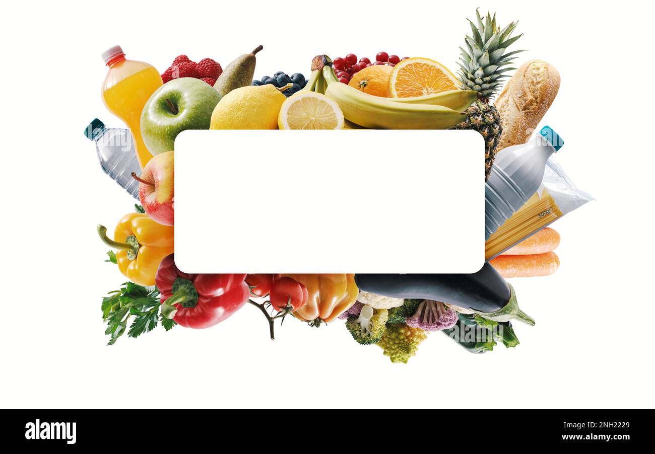 Panneau blanc avec espace de copie et disposition de produits d'épicerie frais, vente au supermarché et concept de magasinage d'épicerie Banque D'Images