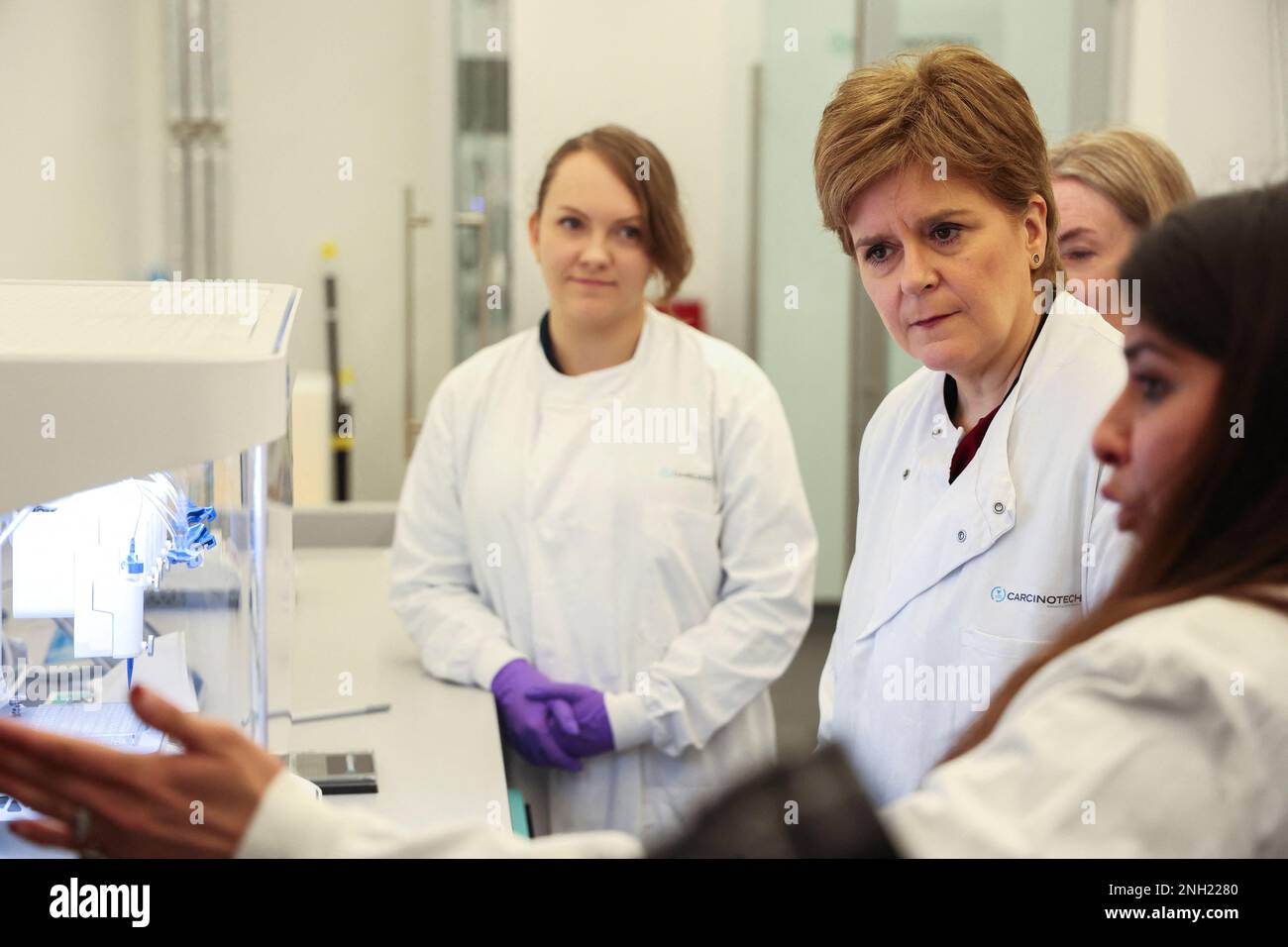 Première ministre Nicola Sturgeon (au centre) lors d'une visite au Roslin innovation Centre, à l'Université d'Edimbourg, campus de Pâques Bush, Midlothian, pour marquer la publication d'un rapport commandé par le gouvernement écossais pour soutenir davantage de femmes dans l'esprit d'entreprise. Date de la photo: Lundi 20 février 2023. Banque D'Images