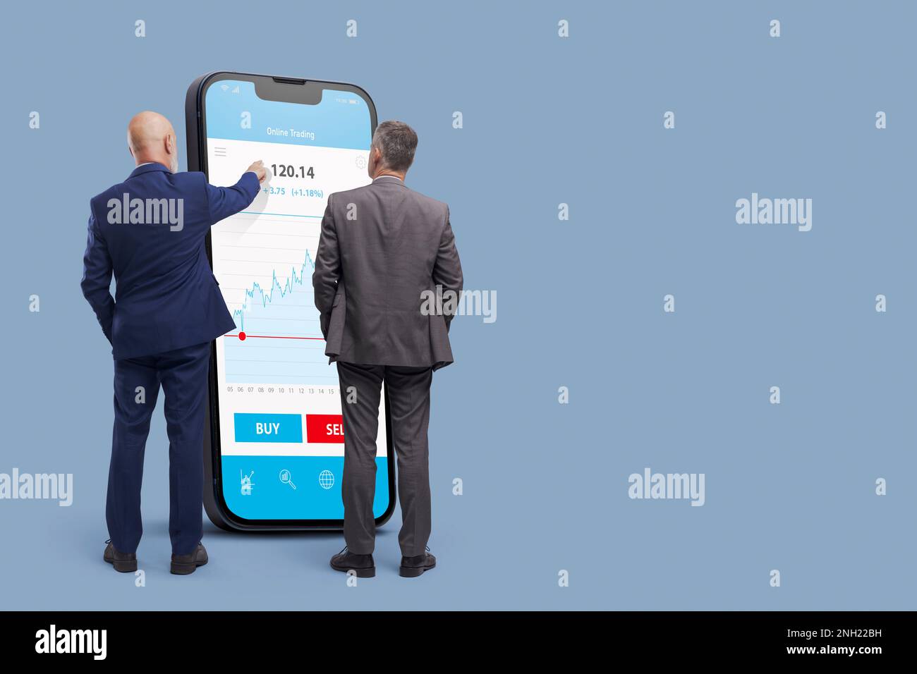 Les hommes d'affaires qui utilisent un grand smartphone avec une application de plate-forme de négociation en ligne, investissent dans les actions Banque D'Images