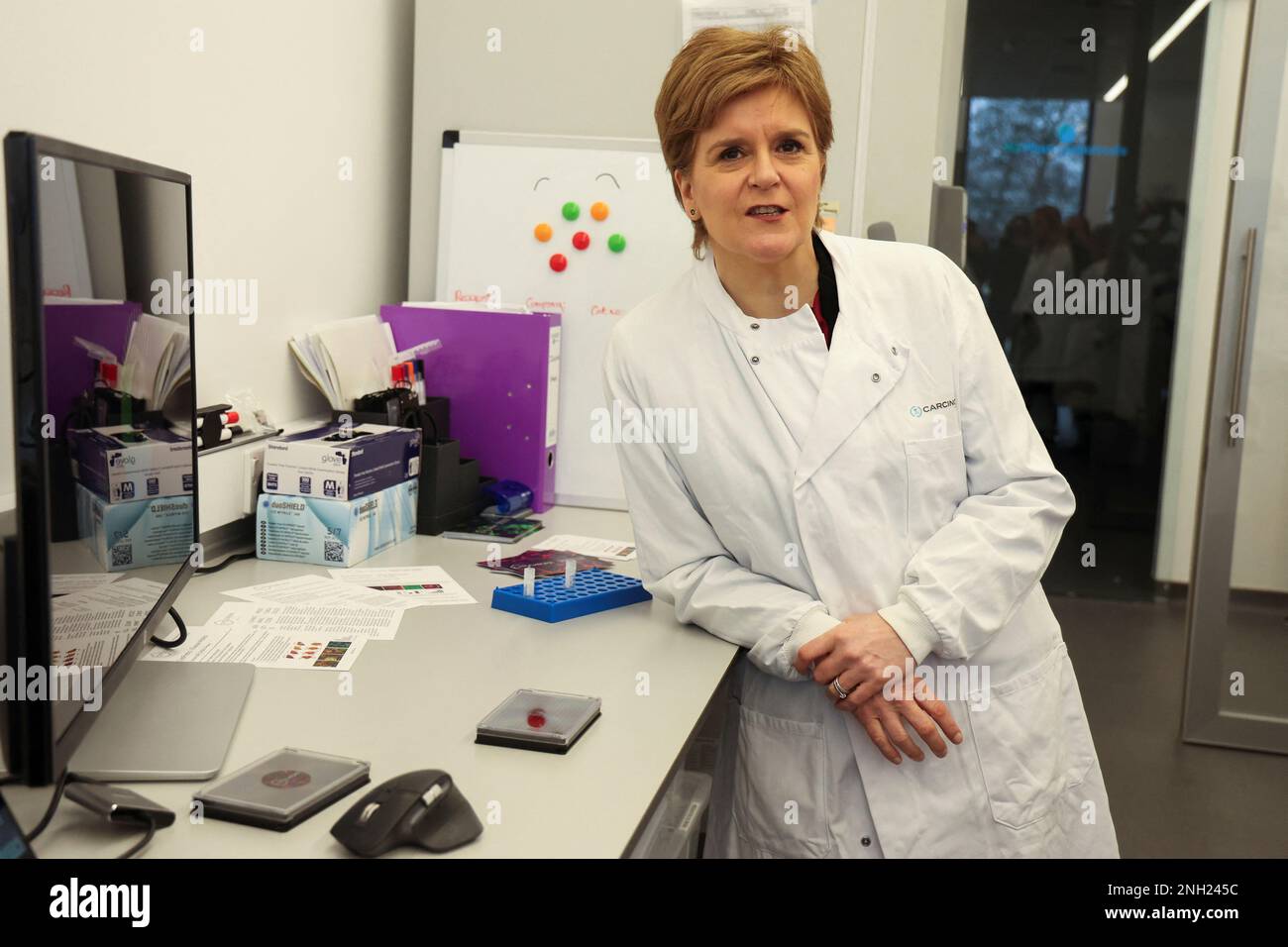 Première ministre Nicola Sturgeon lors d'une visite au Centre d'innovation Roslin, à l'Université d'Édimbourg, campus Easter Bush, Midlothian, pour marquer la publication d'un rapport commandé par le gouvernement écossais pour soutenir davantage de femmes dans l'esprit d'entreprise. Date de la photo: Lundi 20 février 2023. Banque D'Images