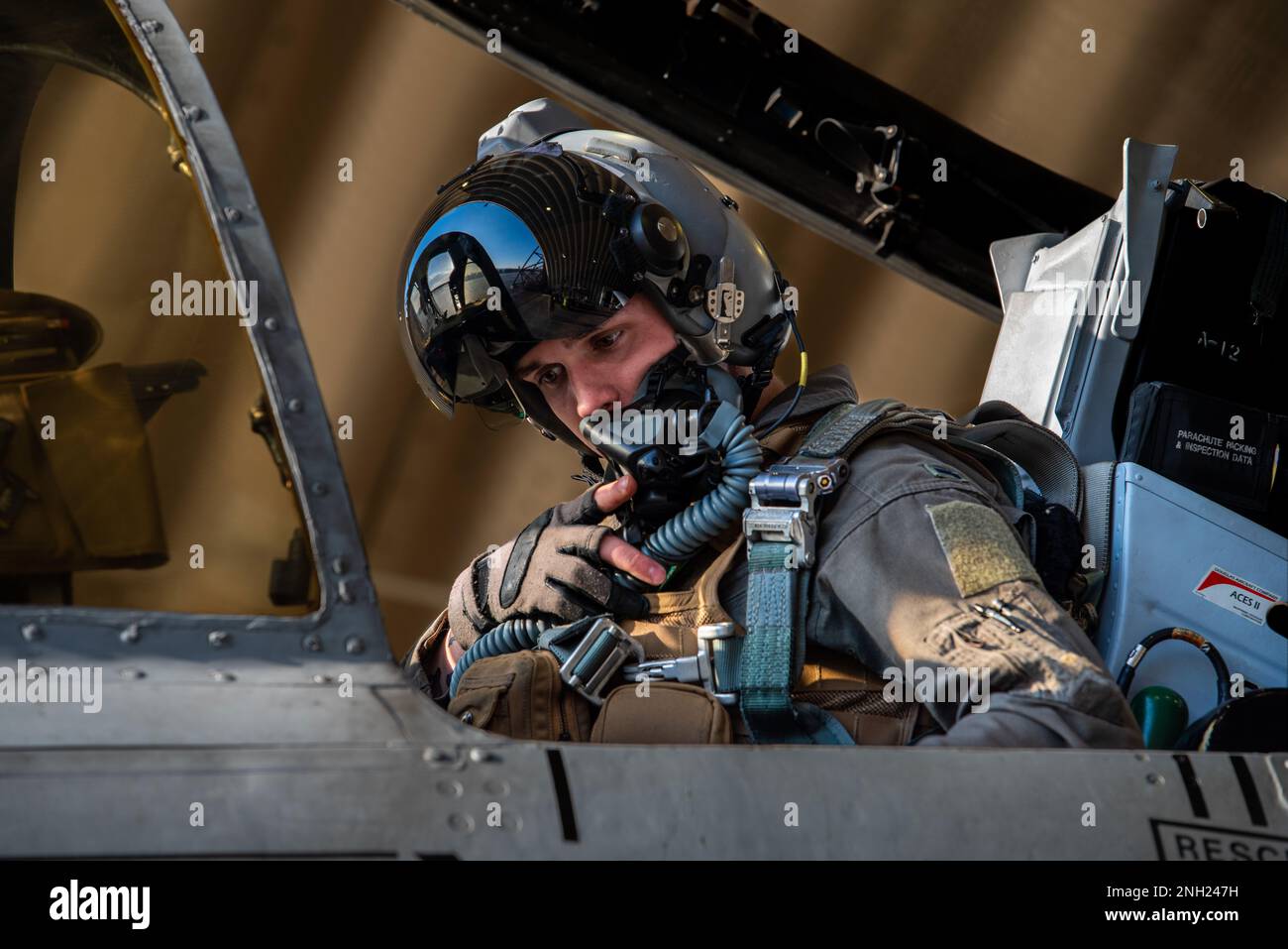 US Air Force 1st le lieutenant James Summer, pilote du 25th Fighter Squadron, effectue des vérifications avant vol sur un A-10C Thunderbolt II à la base aérienne d'Osan, République de Corée, le 7 décembre 2022. Le personnel de l'équipement de vol de l'équipage est essentiel à la livraison d'équipement de soutien sûr et prêt pour la mission pour les pilotes F-16 Faucon Fighting et A-10 à Osan AB. Banque D'Images