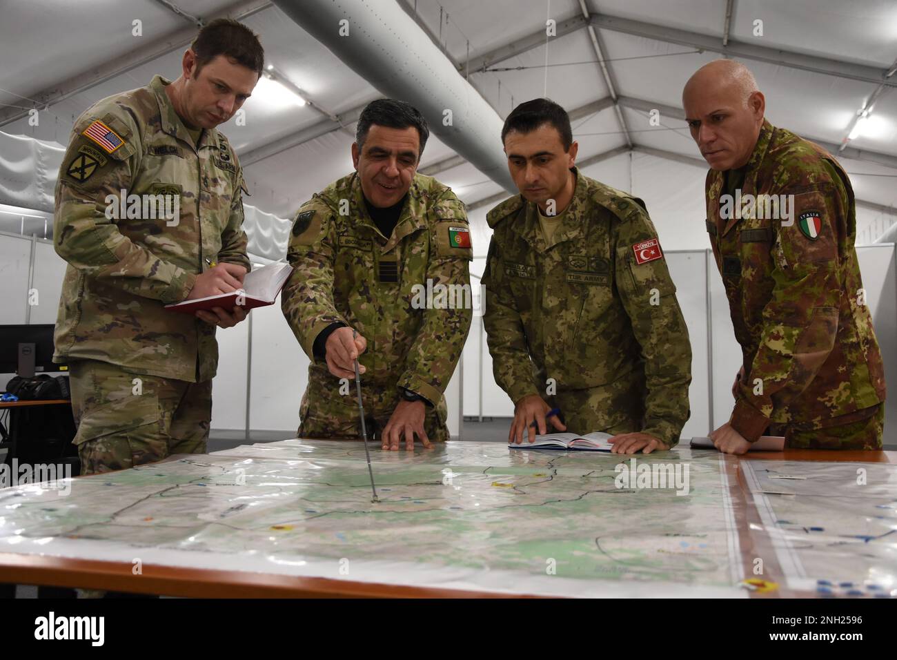Sgt. 1st classe Aaron Welch, NRDC-Espagne G3, et trois autres membres de l'équipe opérationnelle actuelle du Portugal, du Turkiye et de l'Italie examinent les opérations en cours pendant l'exercice Loyal Leda 2022 à Bydgoszcz, en Pologne. L'exercice d'évaluation de la préparation au combat de 10 jours organisé au Centre d'entraînement de la Force interarmées de l'OTAN était un exercice de commandement virtuel, parrainé par le Commandement terrestre allié, au niveau tactique, qui s'est tenu du 30 novembre au 9 décembre. Banque D'Images
