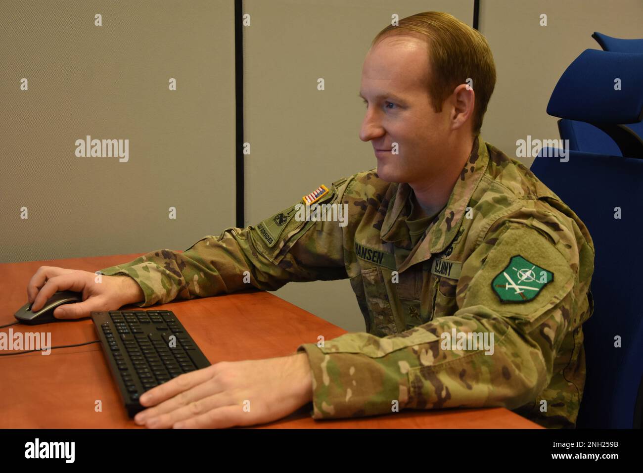Le Maj Steven Hansen, Allied Land Command G9, s'engage pratiquement avec le public d'entraînement pendant l'exercice loyal Leda 2022 à Bydgoszcz, Pologne. L'exercice d'évaluation de la préparation au combat de 10 jours organisé au Centre d'entraînement de la Force interarmées de l'OTAN était un exercice de commandement virtuel, parrainé par le Commandement terrestre allié, au niveau tactique, qui s'est tenu du 30 novembre au 9 décembre. Allied Land Command est basé à Izmir, au Turkiye. Banque D'Images