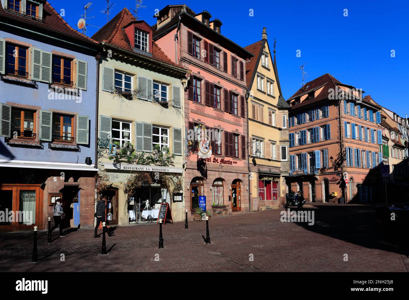 Boutiques et façades colorées des maisons à colombage, ville de Colmar, en Alsace, Alsace, France, Europe Banque D'Images