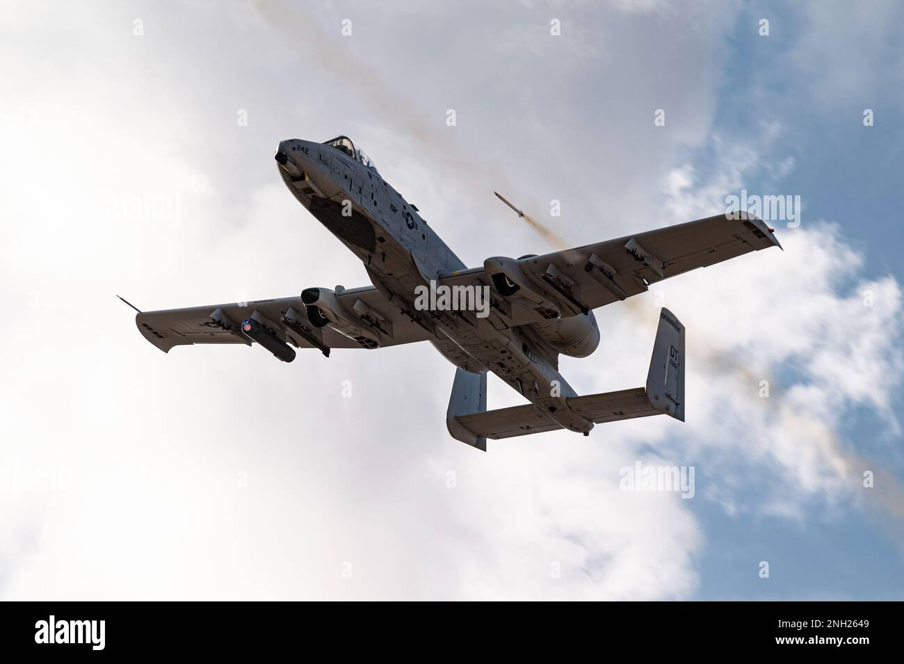 Un Thunderbolt II A-10, affecté à l'escadron d'essai et d'évaluation (tes) 422nd, lance des fusées Hydra au champ d'essai et d'entraînement du Nevada, Nevada, le 7 décembre 2022. Le tes 422nd est une unité géographiquement séparée du Groupe de test et d'évaluation 53rd, Eglin AFB, Floride. Banque D'Images