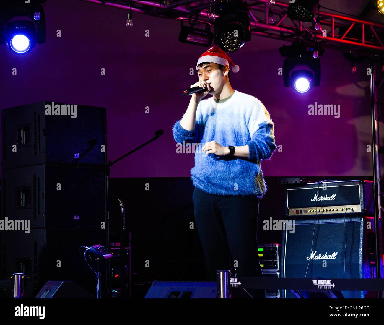 Le Cpl Yoon Soo Kim chante une chanson lors du spectacle préliminaire de Got Talent de KATUSA à la Flightline Tap Room, aux États-Unis Armée Garrison Humphreys, Corée du Sud, 7 décembre 2022. Kim est un membre coréen du soldat de l'armée des États-Unis (KATUSA) qui sert actuellement dans le 489th Bataillon de soutien au combat, Camp Carroll. Banque D'Images