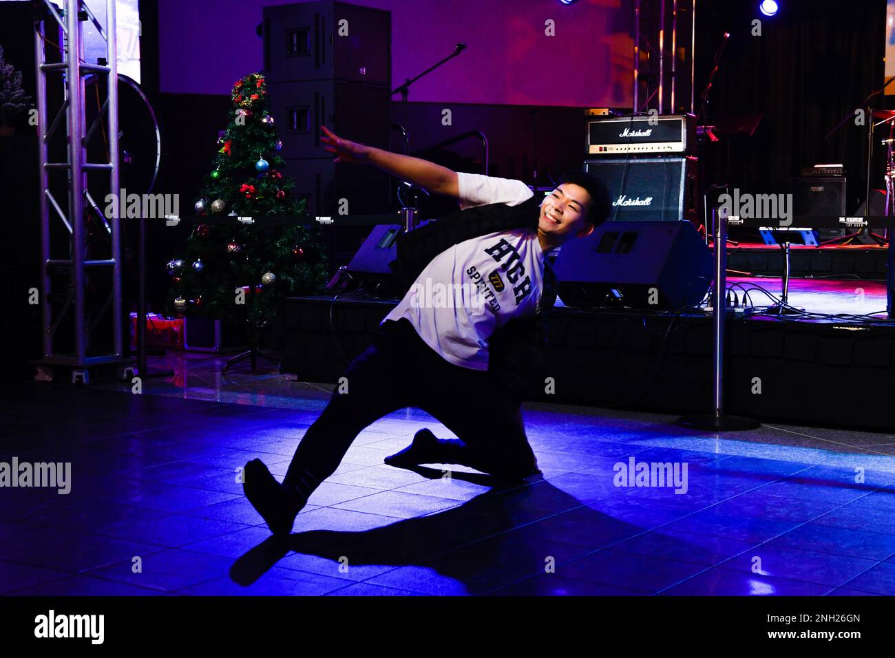 Le Sgt yo yo Han Shin danse à une chanson lors du spectacle préliminaire de Got Talent de KATUSA à la Flightline Tap Room, aux États-Unis Armée Garrison Humphreys, Corée du Sud, 7 décembre 2022. Shin est un membre coréen du soldat de l'armée des États-Unis (KATUSA) qui sert actuellement avec la Force de sécurité de Tango sur le camp Humphreys. Banque D'Images