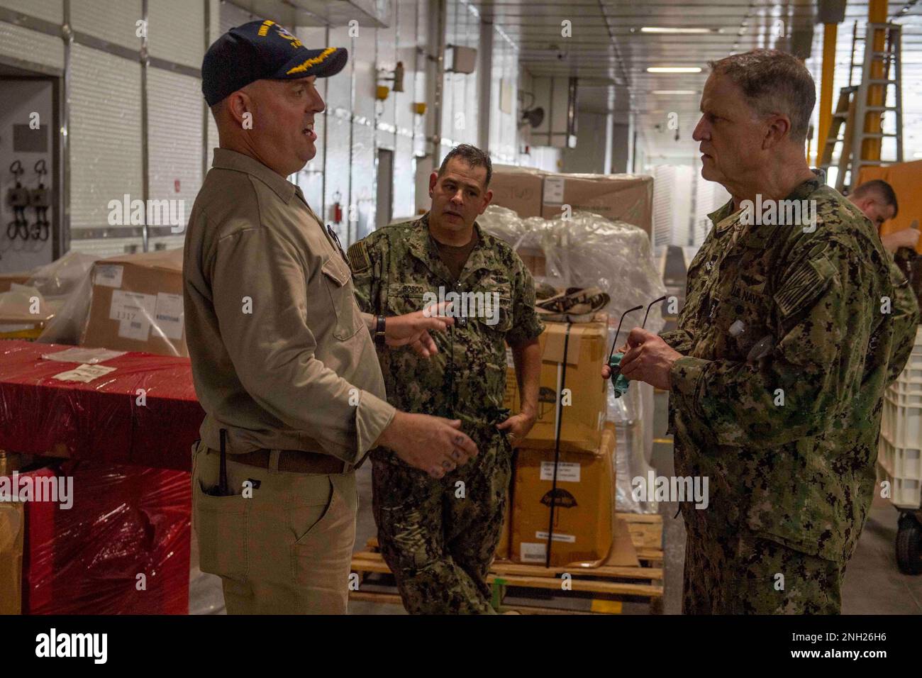 221208-N-JC800-0025 SINGAPOUR (le 8 décembre 2022) - (de gauche) le capitaine Andrew Peretti, capitaine du navire pour le navire expéditionnaire USNS Brunswick(T-EPF-6) fait une visite du navire au commandant du Commandement militaire de Seallift (SMC), le chef Steve Bosco, et le commandant du SMC, Mike Wettlaufer, lors d'une visite prévue à Singapour, Décembre 8. Banque D'Images