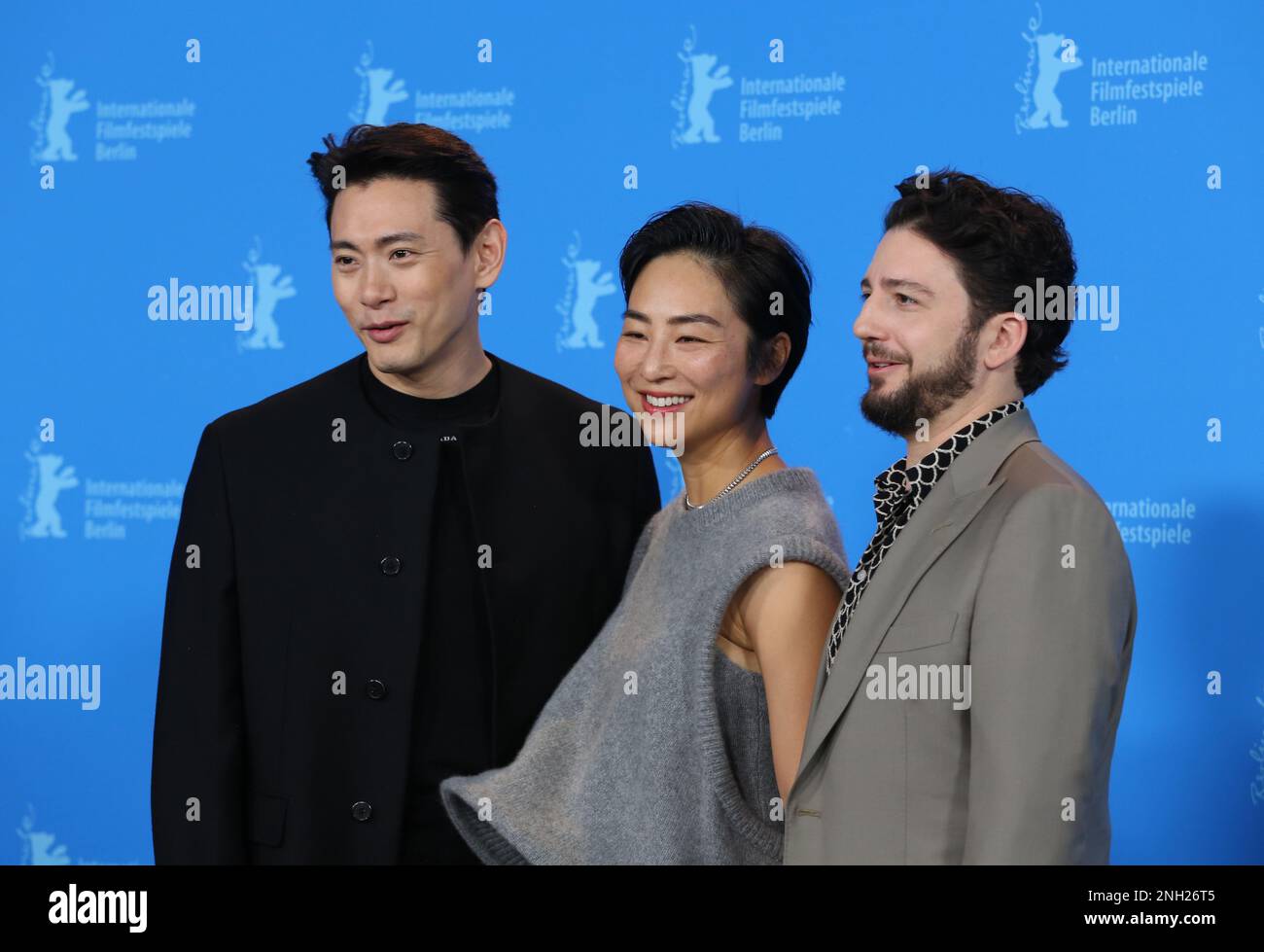 Berlin, Allemagne. 19th février 2023. Acteurs Teo Yoo, Greta Lee et John Magaro au photocall pour le film passé vit au Berlinale International film Festival 73rd, Hotel Grand Hyatt. Credit: Doreen Kennedy/Alamy Live News. Banque D'Images