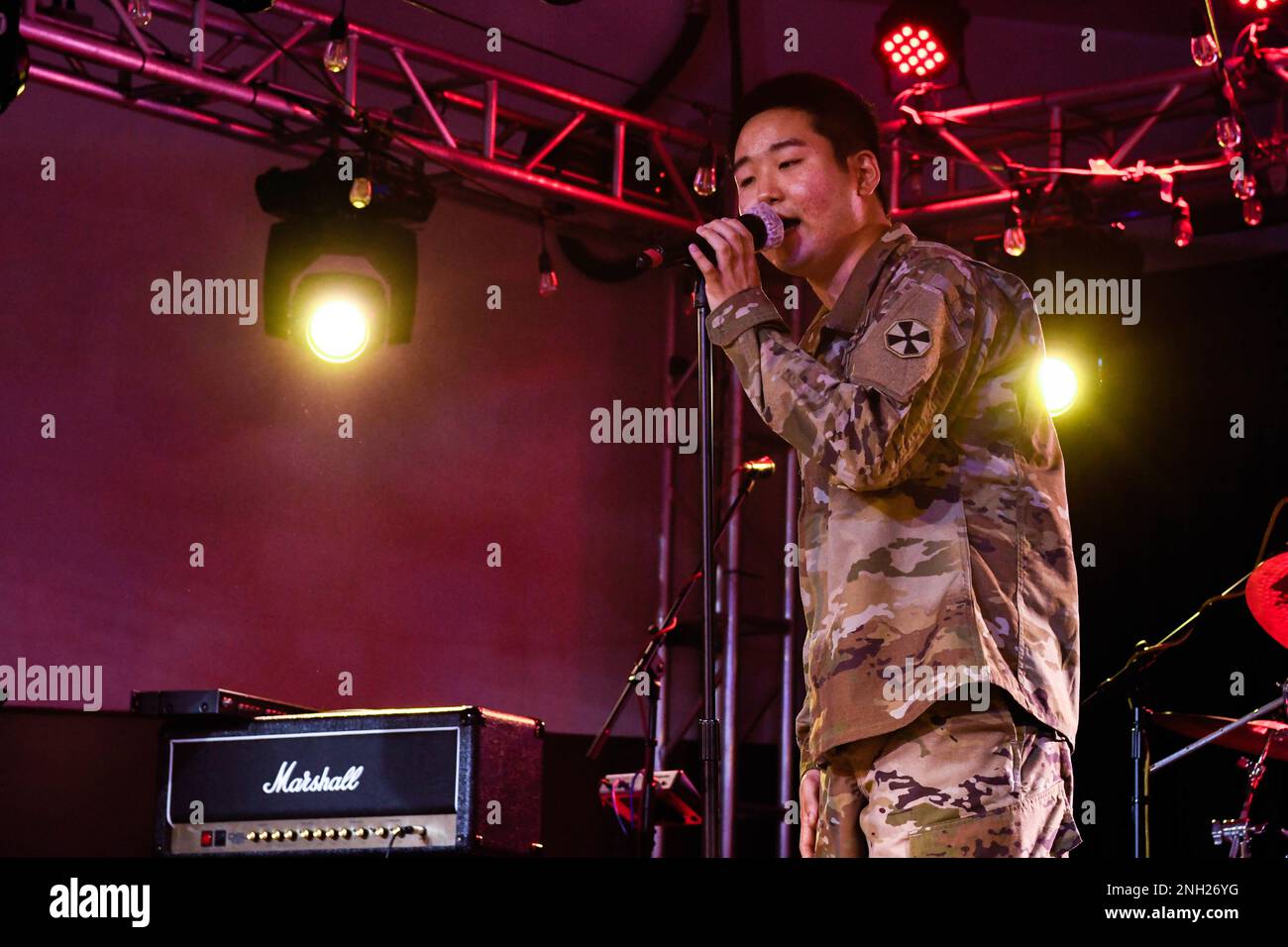 Le Cpl Beom su Park chante une chanson lors du spectacle préliminaire de Got Talent de KATUSA à la Flightline Tap Room, aux États-Unis Armée Garrison Humphreys, Corée du Sud, 7 décembre 2022. Park est un membre coréen du soldat de l'armée des États-Unis (KATUSA) qui sert actuellement avec la huitième armée sur le camp Humphreys. Banque D'Images