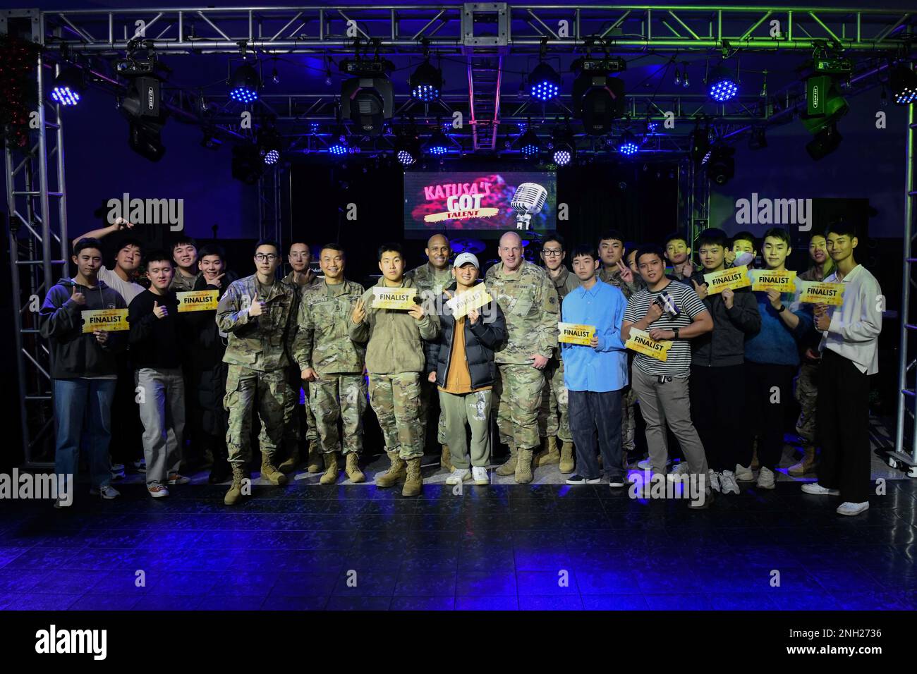 Les participants au spectacle préliminaire Got Talent de KATUSA et le jury posent pour une photographie de groupe à la Flightline Tap Room, aux États-Unis Armée Garrison Humphreys, Corée du Sud, 7 décembre 2022. Le spectacle des talents met en évidence la créativité et la capacité artistique des Augmentaires coréens auprès des soldats de l'Armée des États-Unis (KATUSA) au sein du commandement. Banque D'Images