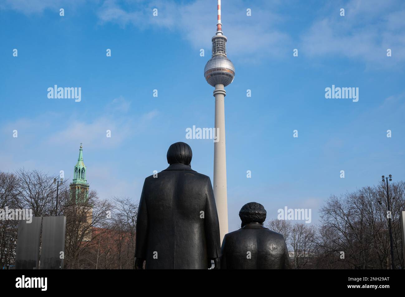 10.02.2023, Berlin, Allemagne, Europe - Mémorial de Karl Marx et Friedrich Engels au Forum Marx-Engels sur un green public dans le quartier de Mitte. Banque D'Images