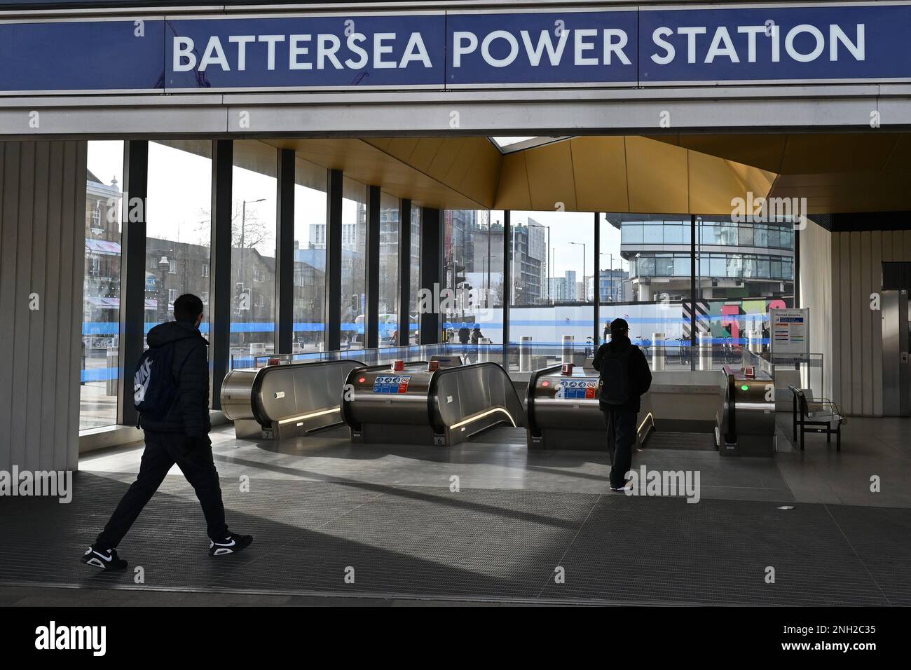 Station de métro Battersea Power Station par de nouveaux appartements, magasins et Battersea Power Station à Londres. ROYAUME-UNI. Février 2023. Banque D'Images