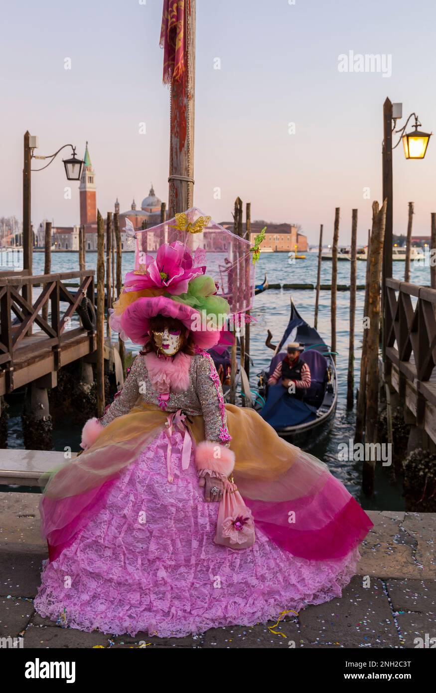 Carnival gardien vêtu d'un magnifique costume et masque lors du Carnaval de Venise 2023 à la place St Marks, Venise, Italie en février Banque D'Images