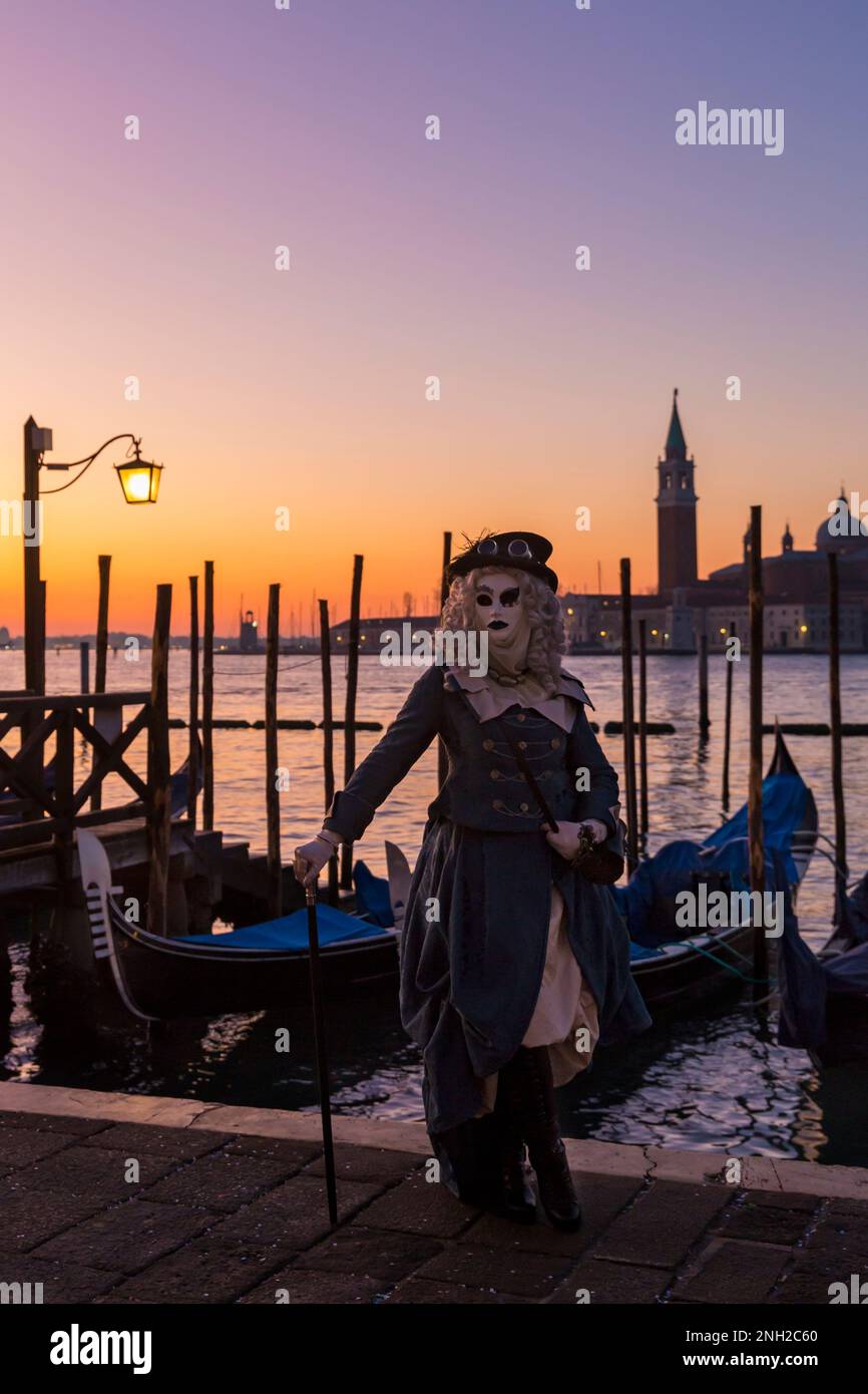 Carnival gardien vêtu d'un magnifique costume et masque lors du Carnaval de Venise 2023 à la place St Marks, Venise, Italie en février Banque D'Images