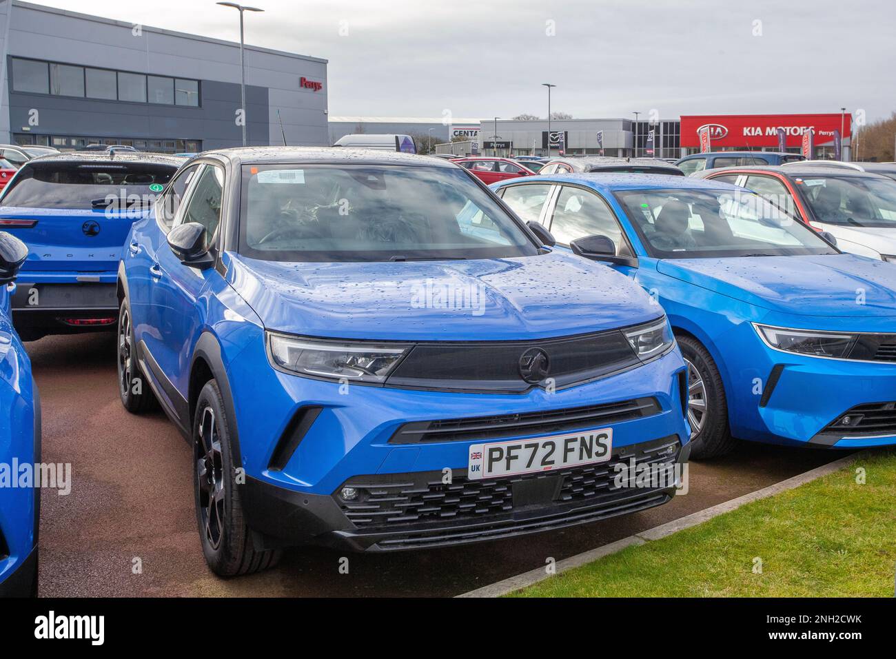 2022 Blue VAUXHALL MOKKA, petit vus multisegment, voitures électriques neuves et d'occasion en vente chez les concessionnaires automobiles, sur la piste et dans la salle d'exposition, Preston, Royaume-Uni Banque D'Images