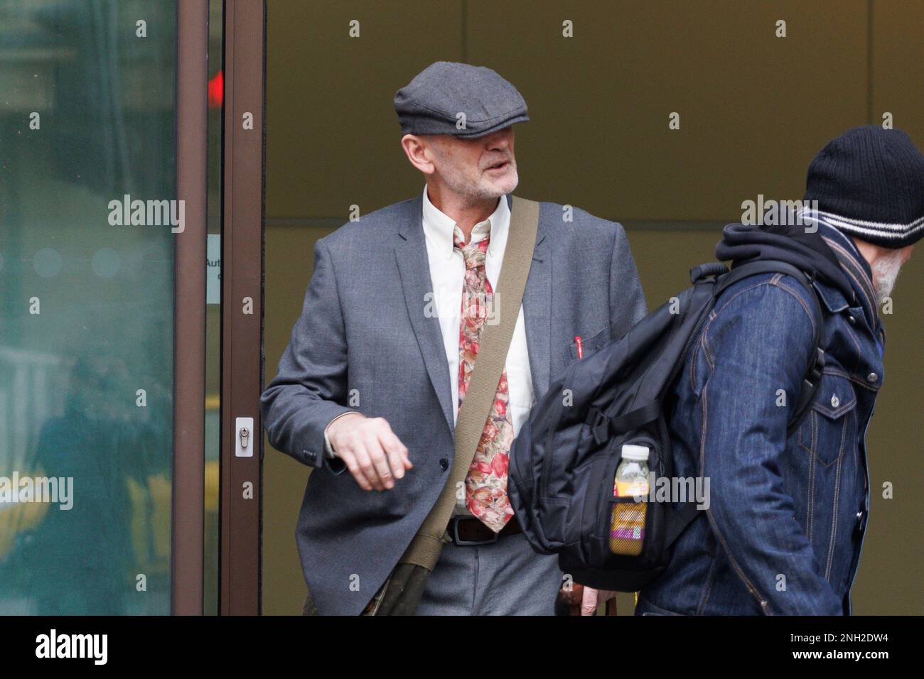 Lance O'Connor, 53 ans, quitte le tribunal des magistrats de Westminster, dans le centre de Londres, où il a comparu accusé d'agression contre un agent d'urgence, d'obstruction d'un policier et de deux infractions homophobes graves à l'ordre public. M. O'Connor a été arrêté à l'extérieur de la galerie d'art Tate Britain samedi 11 février, où une manifestation a eu lieu contre un événement de narration d'une reine de dragons à l'intérieur. Date de la photo: Lundi 20 février 2023. Banque D'Images