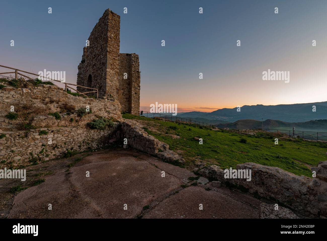 Vue panoramique depuis les ruines du château de Cefalà Diana au crépuscule, Sicile Banque D'Images