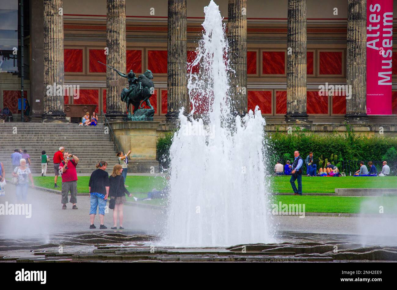 Scène animée à la fontaine de la ville de Lustgarten, les touristes et les habitants de la région s'bousculatent sur la place en face de la cathédrale et du vieux musée, Berlin, Allemagne. Banque D'Images