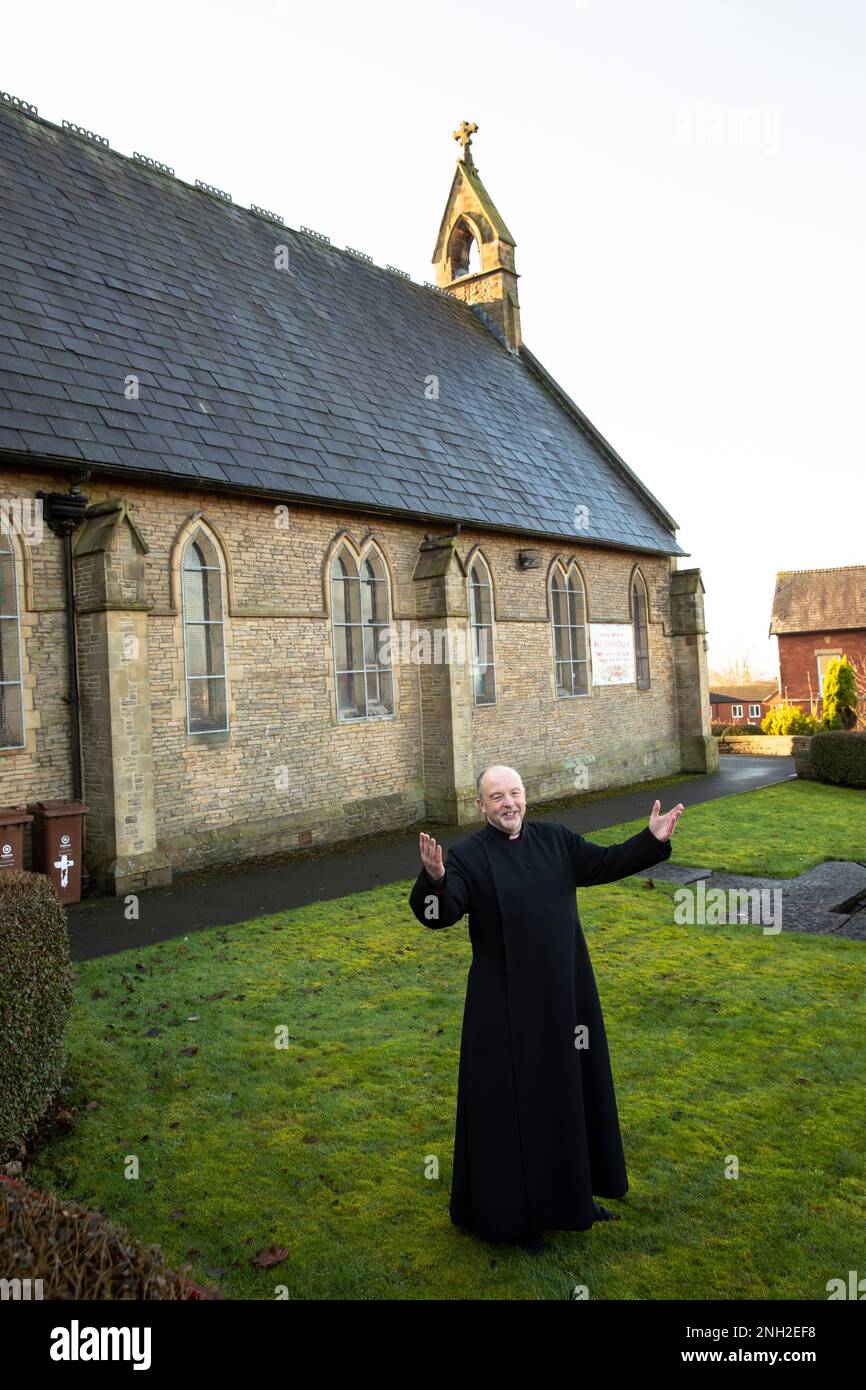 Vicaire anglican dans une église. Oldham. Manchester. Royaume-Uni. Banque D'Images